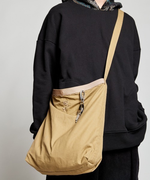 rehacer(レアセル)の「rehacer : Looping Shoulder Bag / ルーピングショルダーバッグ(ショルダーバッグ・メンズ・カーキ/スミクロ・FREE)」の1枚目の写真