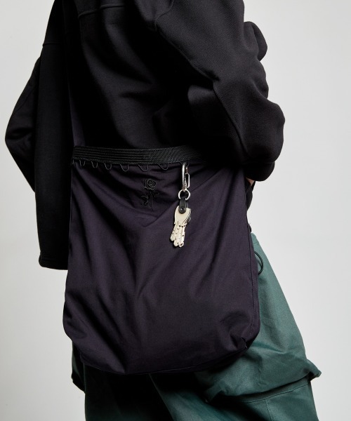 rehacer(レアセル)の「rehacer : Looping Shoulder Bag / ルーピングショルダーバッグ(ショルダーバッグ・メンズ・カーキ/スミクロ・FREE)」の2枚目の写真