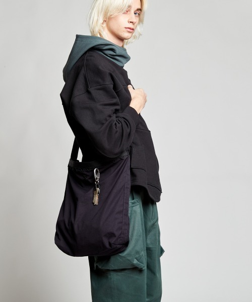 rehacer(レアセル)の「rehacer : Looping Shoulder Bag / ルーピングショルダーバッグ(ショルダーバッグ・メンズ・カーキ/スミクロ・FREE)」の3枚目の写真