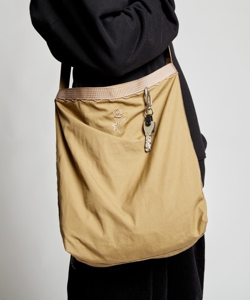 rehacer(レアセル)の「rehacer : Looping Shoulder Bag / ルーピングショルダーバッグ(ショルダーバッグ・メンズ・カーキ/スミクロ・FREE)」の6枚目の写真