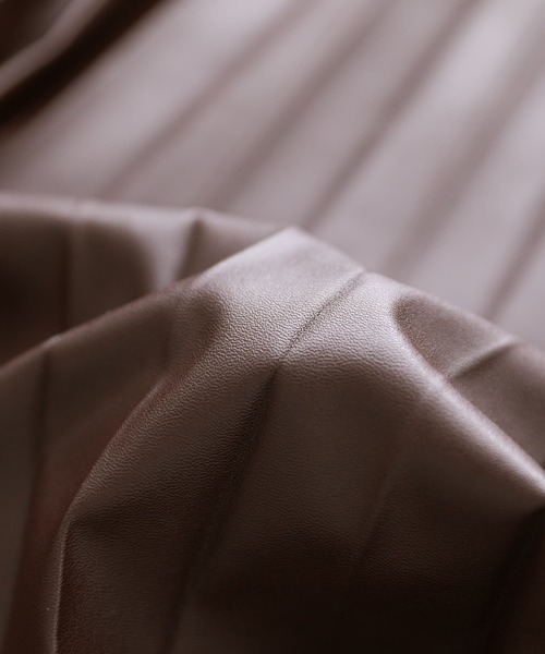 osharewalker（オシャレウォーカー）の「『フェイクレザープリーツスカート』（スカート・レディース・ブラウン/ブラック・FREE）」の13枚目の写真