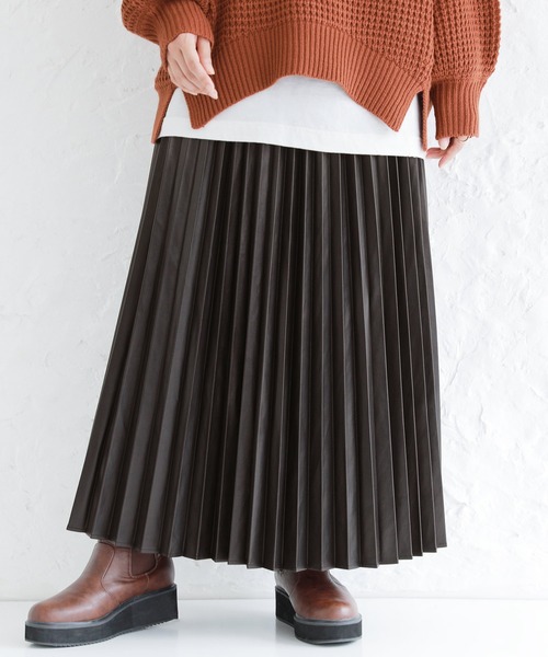 osharewalker（オシャレウォーカー）の「『フェイクレザープリーツスカート』（スカート・レディース・ブラウン/ブラック・FREE）」の3枚目の写真