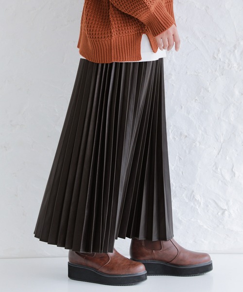 osharewalker（オシャレウォーカー）の「『フェイクレザープリーツスカート』（スカート・レディース・ブラウン/ブラック・FREE）」の4枚目の写真