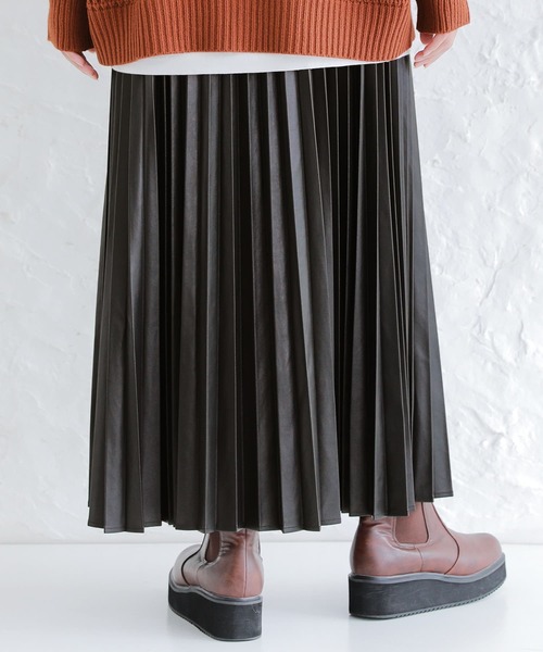 osharewalker（オシャレウォーカー）の「『フェイクレザープリーツスカート』（スカート・レディース・ブラウン/ブラック・FREE）」の5枚目の写真