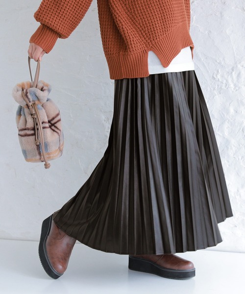 osharewalker（オシャレウォーカー）の「『フェイクレザープリーツスカート』（スカート・レディース・ブラウン/ブラック・FREE）」の6枚目の写真