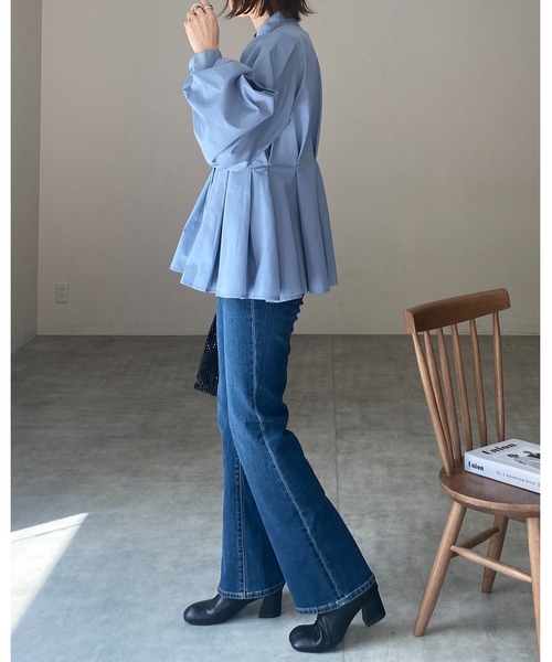 She's Closet（シーズクローゼット）の「スタンドカラーウエストタック長袖パフスリーブフレアペプラムブラウス（シャツ/ブラウス・レディース・ブルー/グレイッシュベージュ/オフホワイト/ブラック/サックスブルー/サンドベージュ・FREE/SMALL）」の14枚目の写真