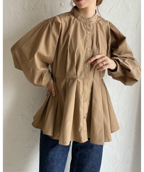 She's Closet（シーズクローゼット）の「スタンドカラーウエストタック長袖パフスリーブフレアペプラムブラウス（シャツ/ブラウス・レディース・ブルー/グレイッシュベージュ/オフホワイト/ブラック/サックスブルー/サンドベージュ・FREE/SMALL）」の19枚目の写真