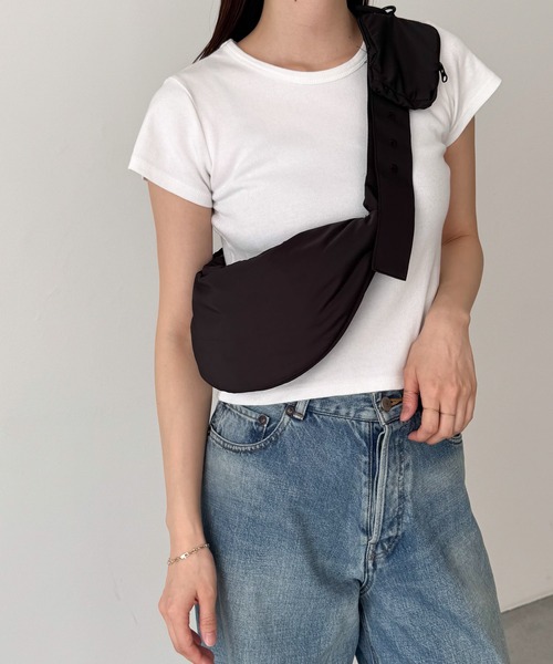 CANAL JEAN（キャナルジーン）の「diggity　パデットボディバッグ（ボディバッグ/ウエストポーチ・レディース・ブラック/アイボリー・ONE SIZE）」の2枚目の写真