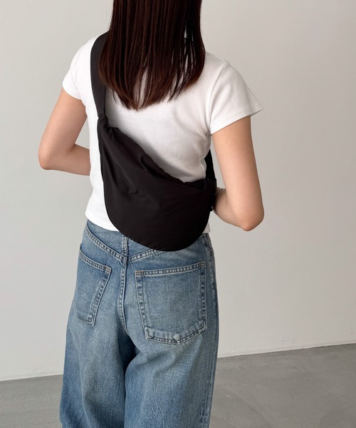 CANAL JEAN（キャナルジーン）の「diggity　パデットボディバッグ（ボディバッグ/ウエストポーチ・レディース・ブラック/アイボリー・ONE SIZE）」の5枚目の写真