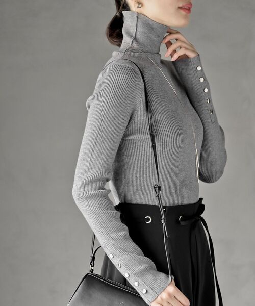 rps（アールピーエス）の「袖口ボタンタートルリブニットプルオーバー（ニット/セーター・レディース・ベージュ系その他/レッド/アイボリー/グリーン/ブラック/杢グレー/ブルー/イエロー・M/L）」の3枚目の写真