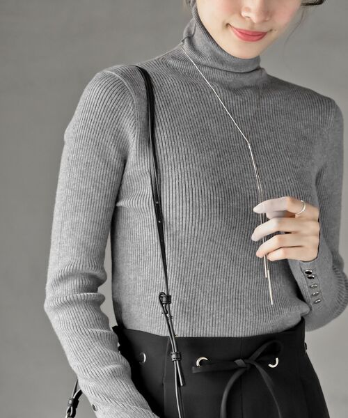 rps（アールピーエス）の「袖口ボタンタートルリブニットプルオーバー（ニット/セーター・レディース・ベージュ系その他/レッド/アイボリー/グリーン/ブラック/杢グレー/ブルー/イエロー・M/L）」の18枚目の写真