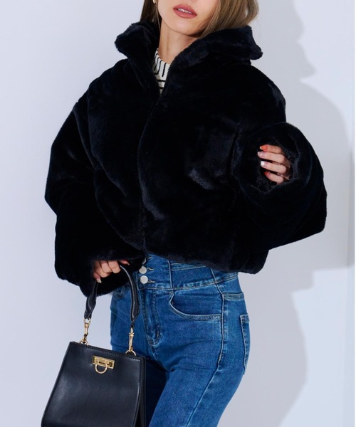 LATINA(ラティーナ)の「フェイクファーショートコート(その他アウター・レディース・ブラック/グレー・FREE)」の2枚目の写真