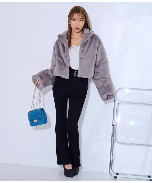 LATINA(ラティーナ)の「フェイクファーショートコート(その他アウター・レディース・ブラック/グレー・FREE)」の11枚目の写真