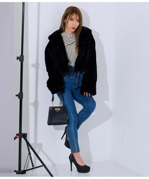 LATINA(ラティーナ)の「フェイクファーショートコート(その他アウター・レディース・ブラック/グレー・FREE)」の8枚目の写真