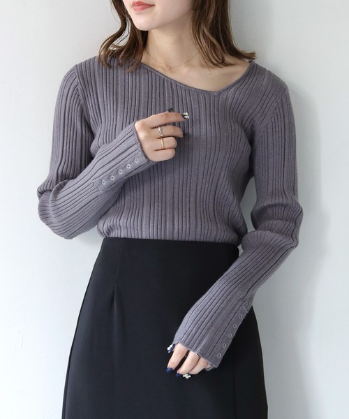HER CLOSET(ハークローゼット)の「【vingtrois】アシメVネック ランダムリブニット(ニット/セーター・レディース・グリーン/ワインレッド/パープル/ブラック/チャコールグレー/アイボリー・M)」の4枚目の写真