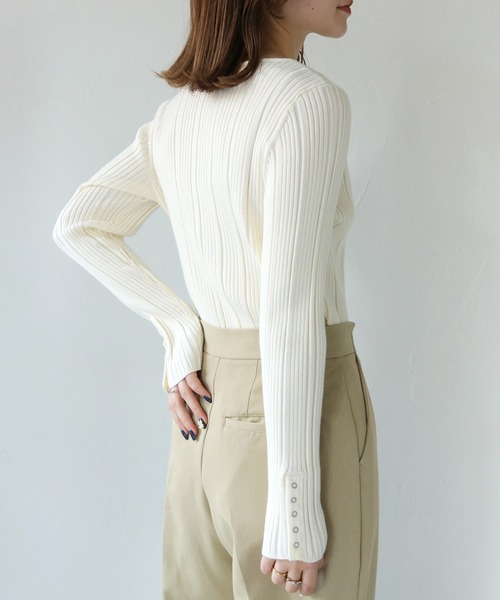 HER CLOSET(ハークローゼット)の「【vingtrois】アシメVネック ランダムリブニット(ニット/セーター・レディース・グリーン/ワインレッド/パープル/ブラック/チャコールグレー/アイボリー・M)」の10枚目の写真