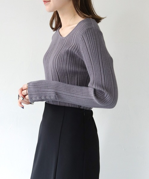 HER CLOSET(ハークローゼット)の「【vingtrois】アシメVネック ランダムリブニット(ニット/セーター・レディース・グリーン/ワインレッド/パープル/ブラック/チャコールグレー/アイボリー・M)」の16枚目の写真