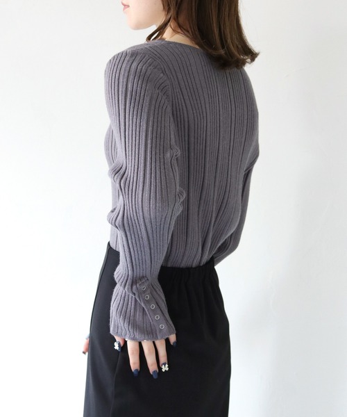 HER CLOSET(ハークローゼット)の「【vingtrois】アシメVネック ランダムリブニット(ニット/セーター・レディース・グリーン/ワインレッド/パープル/ブラック/チャコールグレー/アイボリー・M)」の17枚目の写真