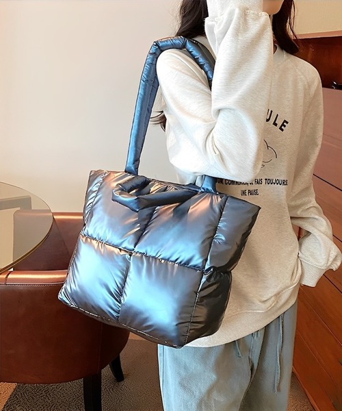 Chaco closet(チャコ クローゼット)の「2WAYパフィキルティングトートバッグ(トートバッグ・レディース・シルバー/ブラック・FREE)」の17枚目の写真
