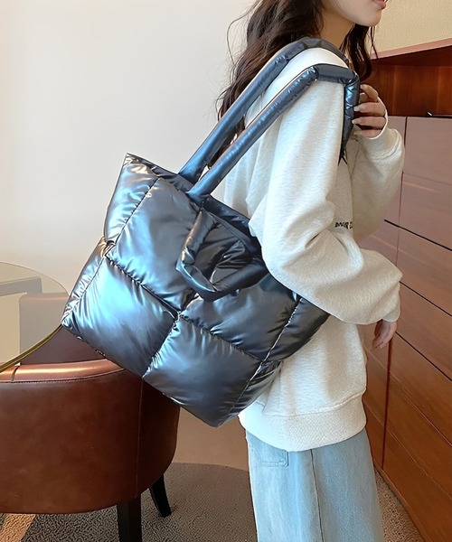 Chaco closet(チャコ クローゼット)の「2WAYパフィキルティングトートバッグ(トートバッグ・レディース・シルバー/ブラック・FREE)」の18枚目の写真