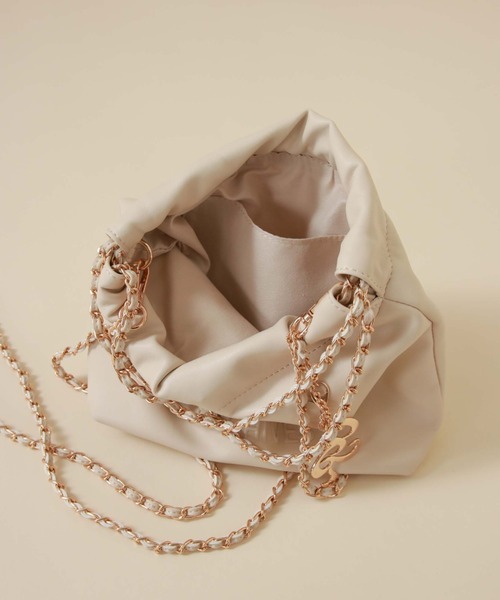 archives(アルシーヴ)の「チャーム付きエンボスチェーンバッグ(ハンドバッグ・レディース・シルバー/ブラック/アイボリー・FREE)」の10枚目の写真