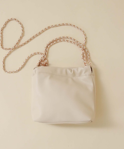 archives(アルシーヴ)の「チャーム付きエンボスチェーンバッグ(ハンドバッグ・レディース・シルバー/ブラック/アイボリー・FREE)」の9枚目の写真