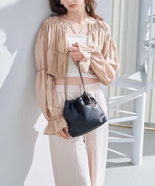 archives(アルシーヴ)の「チャーム付きエンボスチェーンバッグ(ハンドバッグ・レディース・シルバー/ブラック/アイボリー・FREE)」の6枚目の写真