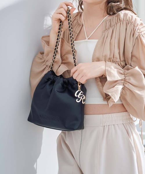 archives(アルシーヴ)の「チャーム付きエンボスチェーンバッグ(ハンドバッグ・レディース・シルバー/ブラック/アイボリー・FREE)」の4枚目の写真