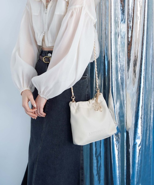 archives(アルシーヴ)の「チャーム付きエンボスチェーンバッグ(ハンドバッグ・レディース・シルバー/ブラック/アイボリー・FREE)」の21枚目の写真