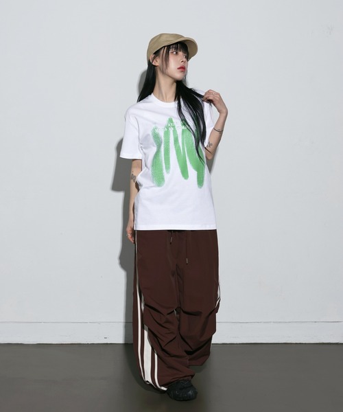 FOLLOWIN（フォロウィン）の「[UNISEX]ストリートブラッシングペイントラウンドネックTシャツ（Tシャツ/カットソー・レディース・ホワイト/クリーム/ブラック/ブラウン・FREE）」の5枚目の写真