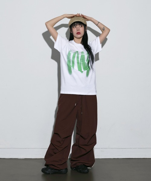 FOLLOWIN（フォロウィン）の「[UNISEX]ストリートブラッシングペイントラウンドネックTシャツ（Tシャツ/カットソー・レディース・ホワイト/クリーム/ブラック/ブラウン・FREE）」の6枚目の写真