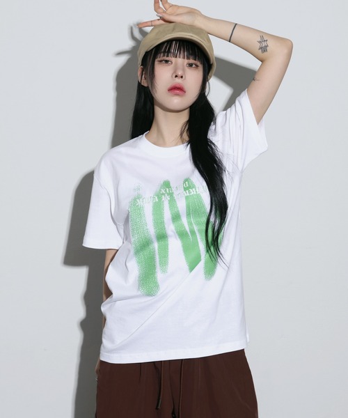 FOLLOWIN（フォロウィン）の「[UNISEX]ストリートブラッシングペイントラウンドネックTシャツ（Tシャツ/カットソー・レディース・ホワイト/クリーム/ブラック/ブラウン・FREE）」の7枚目の写真