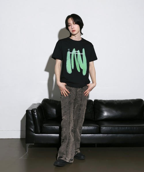 FOLLOWIN（フォロウィン）の「[UNISEX]ストリートブラッシングペイントラウンドネックTシャツ（Tシャツ/カットソー・レディース・ホワイト/クリーム/ブラック/ブラウン・FREE）」の9枚目の写真