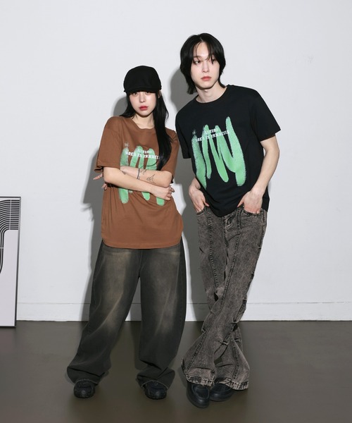 FOLLOWIN（フォロウィン）の「[UNISEX]ストリートブラッシングペイントラウンドネックTシャツ（Tシャツ/カットソー・レディース・ホワイト/クリーム/ブラック/ブラウン・FREE）」の16枚目の写真