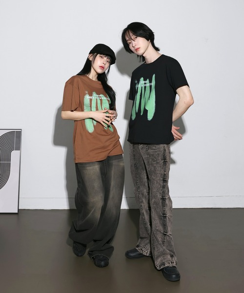 FOLLOWIN（フォロウィン）の「[UNISEX]ストリートブラッシングペイントラウンドネックTシャツ（Tシャツ/カットソー・レディース・ホワイト/クリーム/ブラック/ブラウン・FREE）」の17枚目の写真