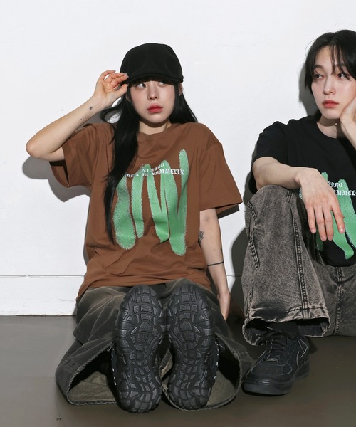 FOLLOWIN（フォロウィン）の「[UNISEX]ストリートブラッシングペイントラウンドネックTシャツ（Tシャツ/カットソー・レディース・ホワイト/クリーム/ブラック/ブラウン・FREE）」の20枚目の写真