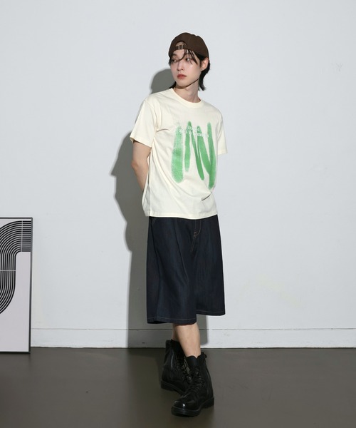 FOLLOWIN（フォロウィン）の「[UNISEX]ストリートブラッシングペイントラウンドネックTシャツ（Tシャツ/カットソー・レディース・ホワイト/クリーム/ブラック/ブラウン・FREE）」の21枚目の写真