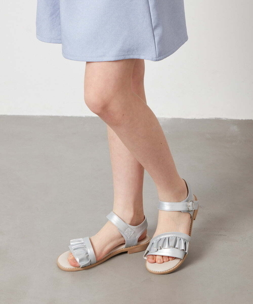 a.v.v（アーヴェヴェ）の「[17-24cm][履き心地のよいクッションインソール][マジックテープで簡単に履ける]フリルフラットサンダル（サンダル・キッズ・ダークインディゴブルー/シルバー・24/23/19/18/17/22/20/21）」の18枚目の写真