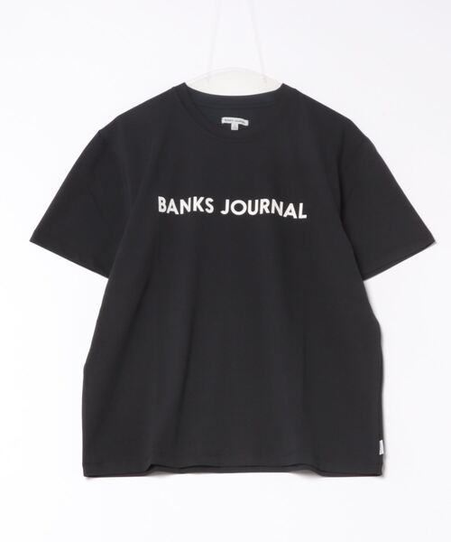 BANKS（バンクス）の「DESIGN TEE/BANKS(バンクス)スタンダードシルエットブランドロゴプリント半袖カットソー（Tシャツ/カットソー・メンズ・オリーブ/オフホワイト/ブラック・LARGE/MEDIUM/X-LARGE）」の3枚目の写真