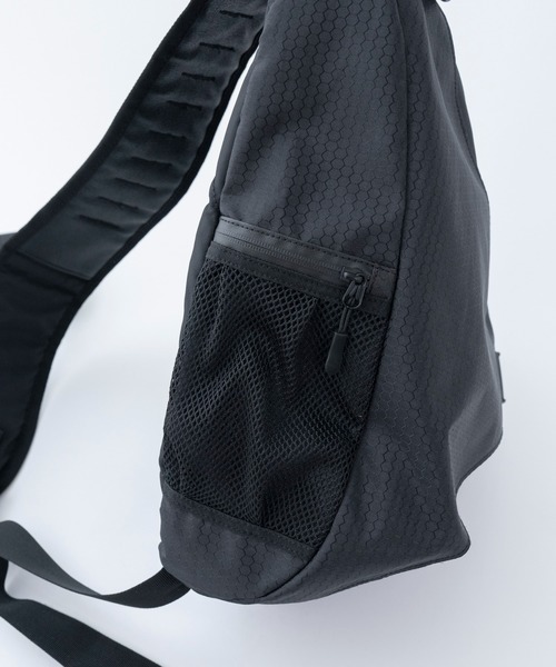 Nanmo.(ナンモ)の「NYLON ONE SHOULDER BAG / ナイロンワンショルダーバッグ(ショルダーバッグ・メンズ・ブラック・FREE)」の6枚目の写真