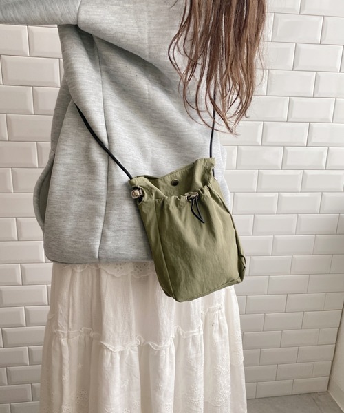 LOVALOT(ラバロット)の「ナイロン調 巾着 ギャザー ミニショルダーバッグ(ショルダーバッグ・レディース・ピンク/ベージュ/カーキ/ブラック/オフホワイト/ブルー・FREE)」の5枚目の写真