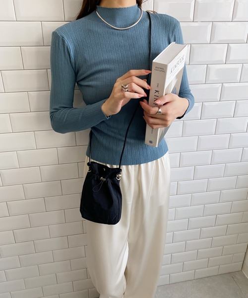 LOVALOT(ラバロット)の「ナイロン調 巾着 ギャザー ミニショルダーバッグ(ショルダーバッグ・レディース・ピンク/ベージュ/カーキ/ブラック/オフホワイト/ブルー・FREE)」の14枚目の写真