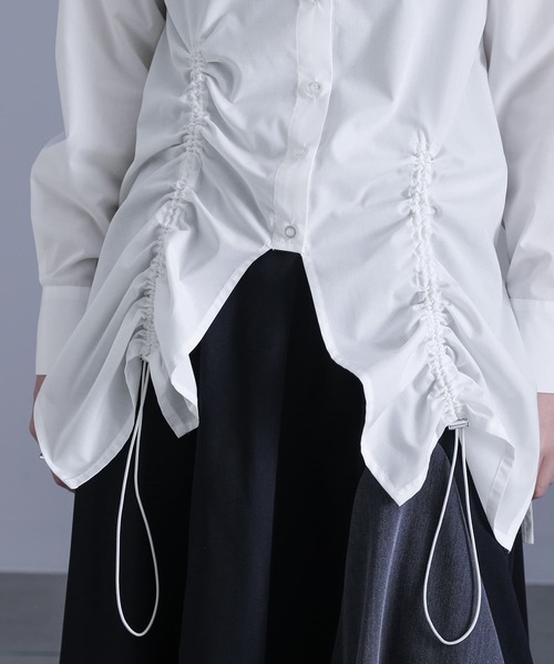 kOhAKU（コハク）の「『ドロストデザインシャツ』（シャツ/ブラウス・レディース・オフホワイト/ブラック・2/1）」の3枚目の写真