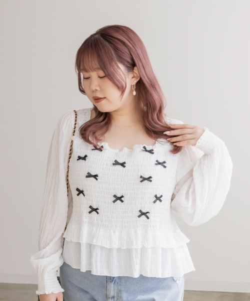 CLETTE（クレット）の「シャーリングリボンブラウス（シャツ/ブラウス・レディース・ブラック/オフホワイト/モカ・LL/3L/4L）」の2枚目の写真