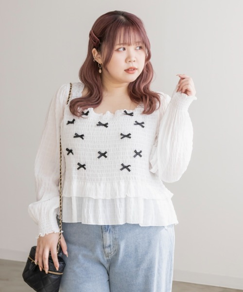 CLETTE（クレット）の「シャーリングリボンブラウス（シャツ/ブラウス・レディース・ブラック/オフホワイト/モカ・LL/3L/4L）」の4枚目の写真
