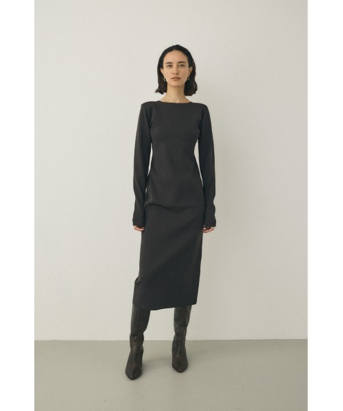 M_(エムアンダーバー)の「リサイクルポリエステル使用 経年劣化の少ないニット 背中開きデザインのドレス(ワンピース・レディース・アイボリー/ブラック/ネイビー・1/2)」の4枚目の写真