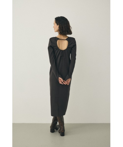 M_(エムアンダーバー)の「リサイクルポリエステル使用 経年劣化の少ないニット 背中開きデザインのドレス(ワンピース・レディース・アイボリー/ブラック/ネイビー・1/2)」の7枚目の写真