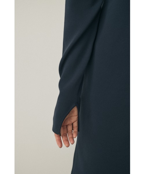 M_(エムアンダーバー)の「リサイクルポリエステル使用 経年劣化の少ないニット 背中開きデザインのドレス(ワンピース・レディース・アイボリー/ブラック/ネイビー・1/2)」の21枚目の写真