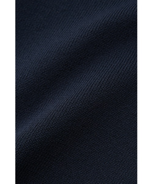 【セール】リサイクルポリエステル使用 経年劣化の少ないニット 背中開きデザインのドレス（ワンピース）｜M_（エムアンダーバー）