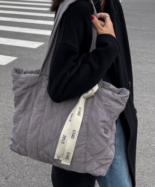 COCOMOMO(ココモモ)の「大容量 キルティング トートバッグ ロゴリボン付き ファスナー付き(トートバッグ・レディース・グレー/グリーン/ワインレッド/イエロー/オレンジ/アイボリー/ブラック・FREE)」の1枚目の写真